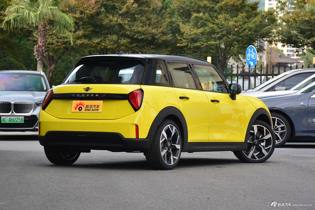 2025款MINI 2.0T COOPER S 艺术家 五门版
