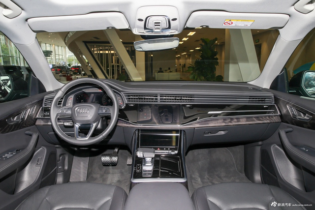 2024款奥迪Q8 55 TFSI 豪华动感型