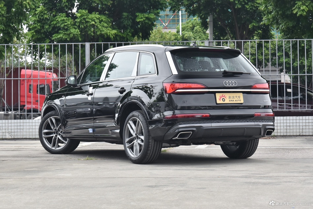 2025款奥迪Q7 45 TFSI quattro S line运动型7座