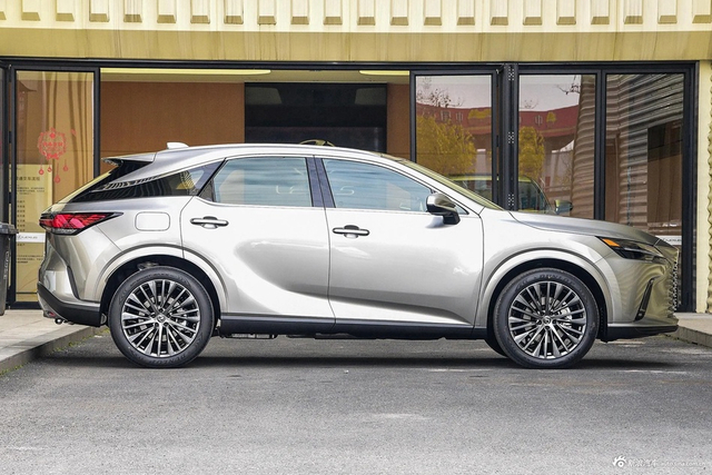 2023款雷克萨斯RX混动 450h+ 四驱畅享版