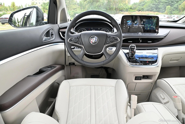 2023款别克GL8 陆上公务舱 652T 尊贵型