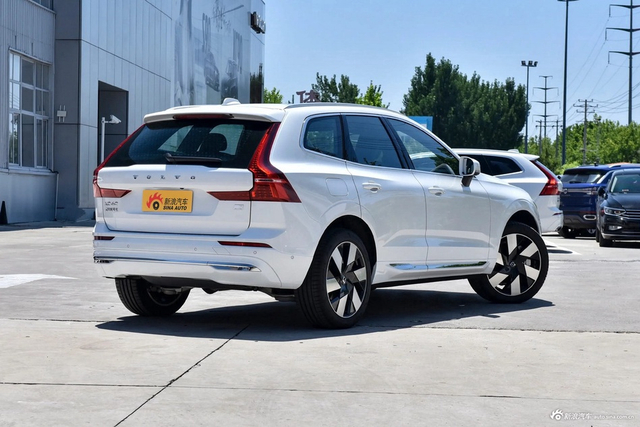 2024款沃尔沃XC60 T8 插电混动 长续航四驱智雅豪华版