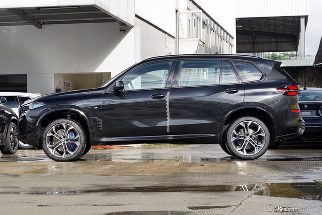 2025款宝马X5 xDrive 40Li 尊享型M 运动曜夜套装
