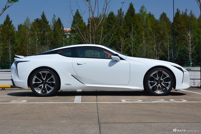 2020款雷克萨斯LC 500h 运动版