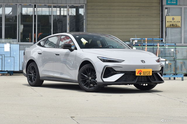 2025款长安UNI-V 第三代 1.5T 500Bar尊贵型