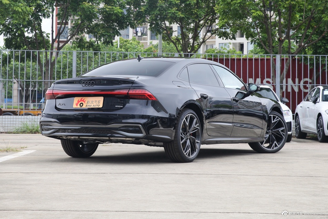 2025款奥迪A7L 55 TFSI quattro 黑武士版