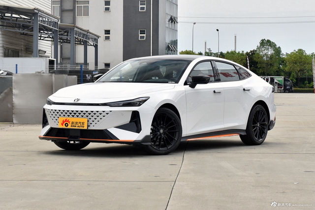 2025款长安UNI-V 1.5T 500Bar尊贵运动型