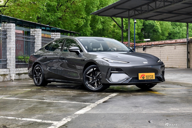 2024款银河E8 550km 两驱龙腾版