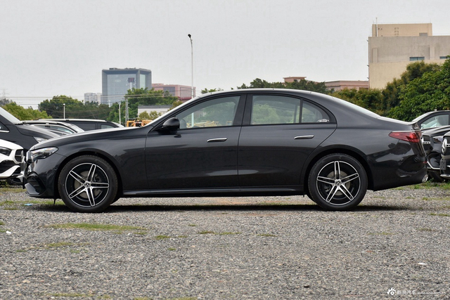 2025款奔驰E级(进口) E 260 运动版