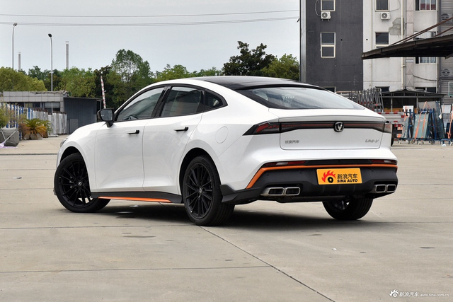 2025款长安UNI-V 1.5T 500Bar尊贵运动型