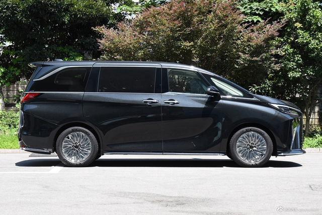 2023款雷克萨斯LM 350h 七座隽雅版