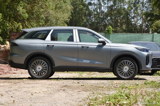 2024款瑞虎8 L 2.0T 两驱豪华版 7座