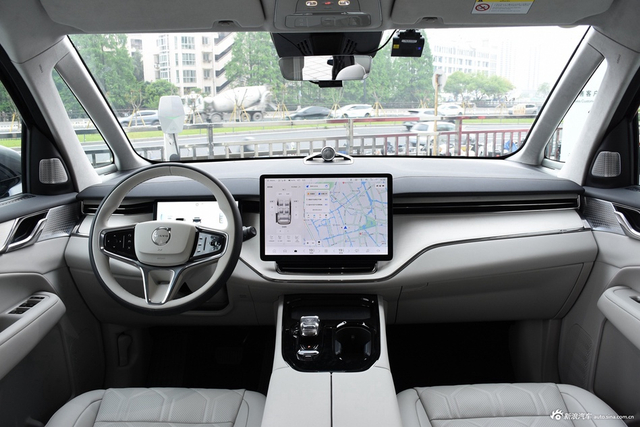 2025款沃尔沃EM90 Ultra