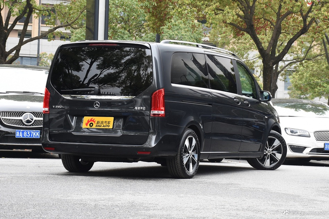 2022款奔驰V级 V 260 L 长轴距尊贵版