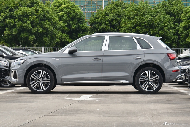 2026款奥迪Q5L 45周年典藏版 40 TFSI 时尚动感型