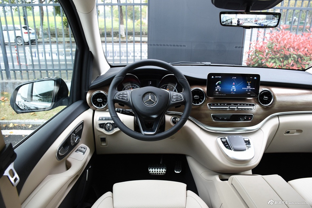 2022款奔驰V级 V 260 L 长轴距尊贵版