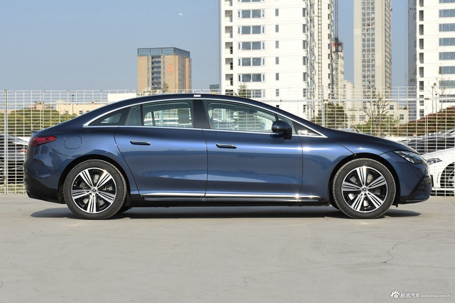 2022款奔驰EQE 350 豪华版