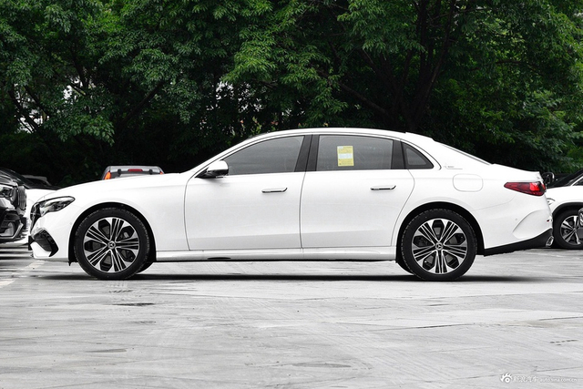 2024款奔驰E 350 e L 插电式混合动力运动轿车