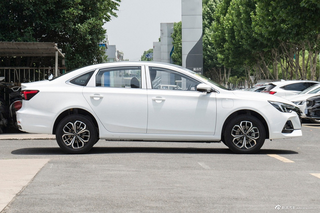 2022款荣威i6 MAX EV600 天幕尊享版