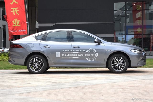 2024款秦PLUS DM-i 荣耀版 120KM超越型