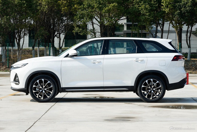 2024款长安X7 PLUS 1.5T 自动尊贵型 7座