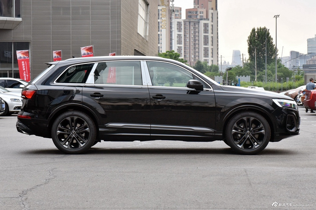 2025款奥迪Q7 55 TFSI quattro S line运动型