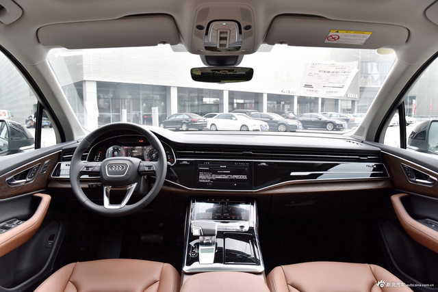 2025款奥迪Q7 55 TFSI quattro S line运动型