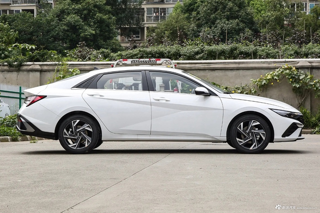 2023款伊兰特 1.5L CVT LUX尊贵版