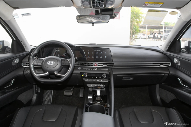 2023款伊兰特 1.5L CVT LUX尊贵版