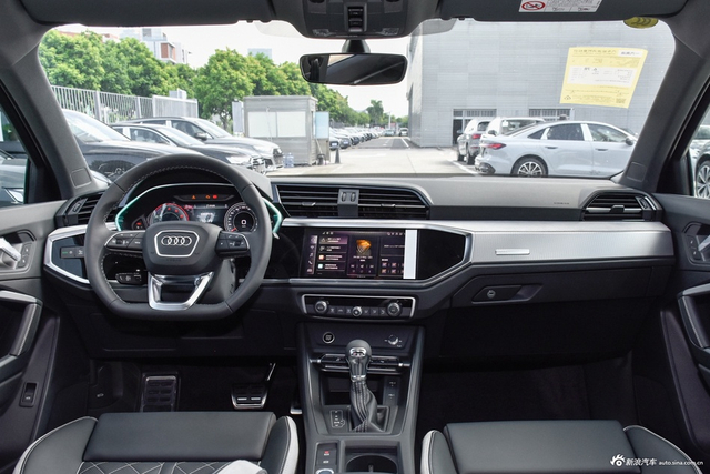 2025款奥迪Q3 45周年典藏版 35TFSI 时尚动感型