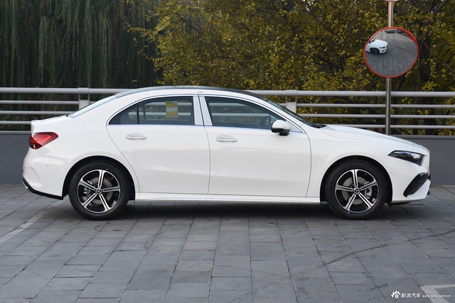 2024款奔驰A级 A 200 L 时尚型