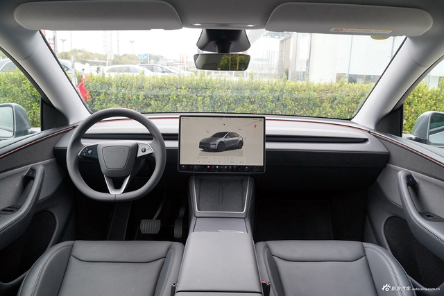 2025款Model Y 后轮驱动版