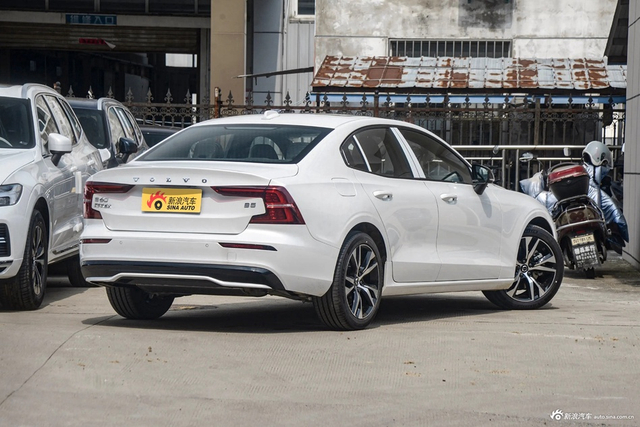 2024款沃尔沃S60 B5 智雅运动版