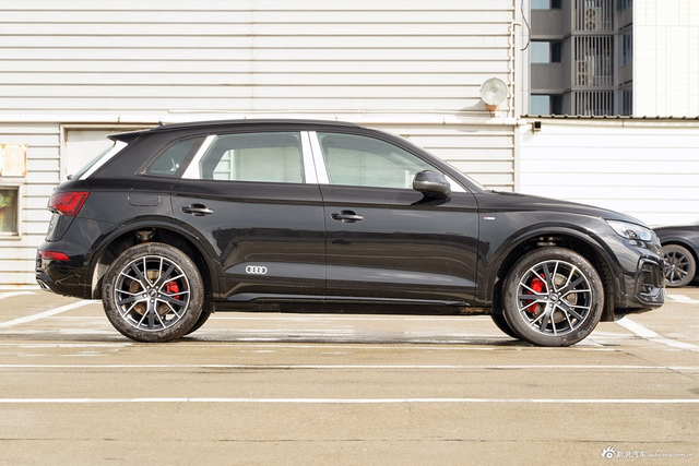 2025款奥迪Q5L 45周年典藏版 45 TFSI 豪华动感型