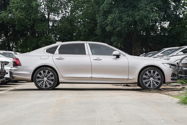 2025款沃尔沃S90 B5 智雅豪华版