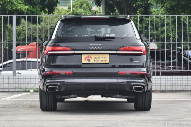 2025款奥迪Q7 45 TFSI quattro S line运动型7座