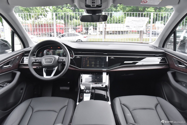 2025款奥迪Q7 45 TFSI quattro S line运动型7座
