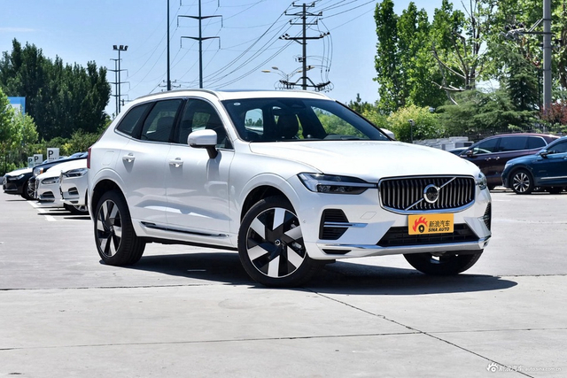 2024款沃尔沃XC60 T8 插电混动 长续航四驱智雅豪华版