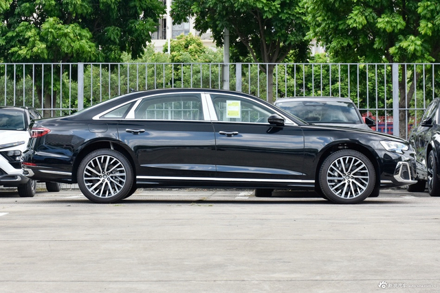 2025款奥迪A8L 55 TFSI quattro 旗舰型