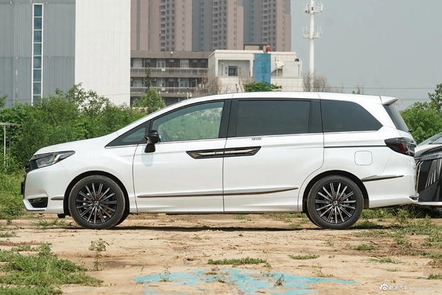 2024款艾力绅 2.0L e:HEV 至尊版