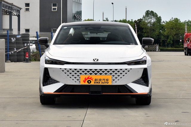 2025款长安UNI-V 1.5T 500Bar尊贵运动型