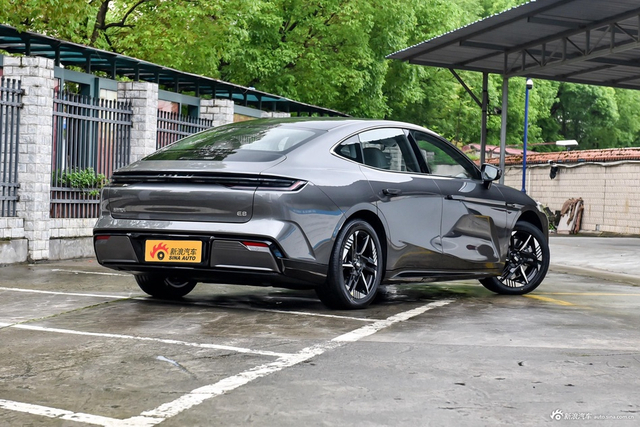 2024款银河E8 550km 两驱龙腾版