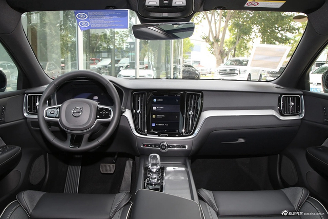 2024款沃尔沃V60 B5 智远运动版