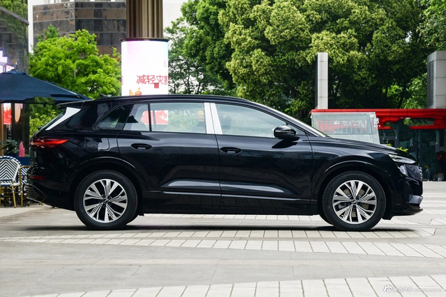 2023款奥迪Q5 e-tron 40 e-tron 闪耀型 机甲套装
