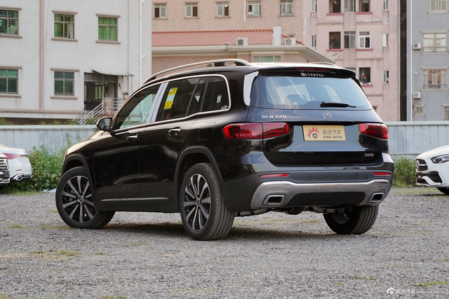 2025款奔驰GLB 220 时尚型