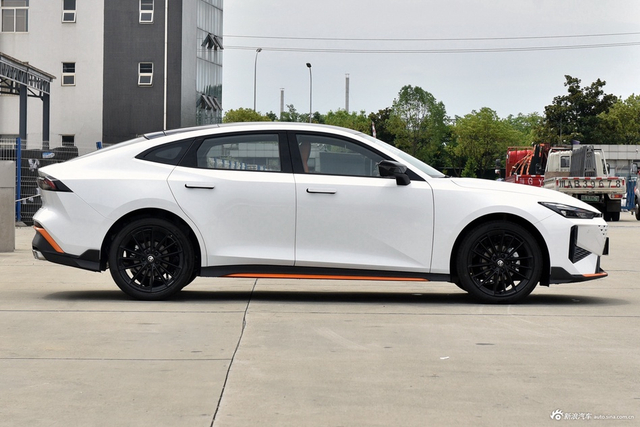 2025款长安UNI-V 1.5T 500Bar尊贵运动型