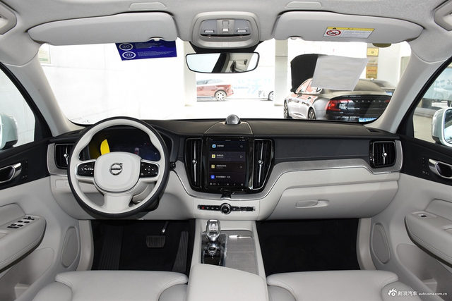 2025款沃尔沃XC60 B5 四驱智远豪华版