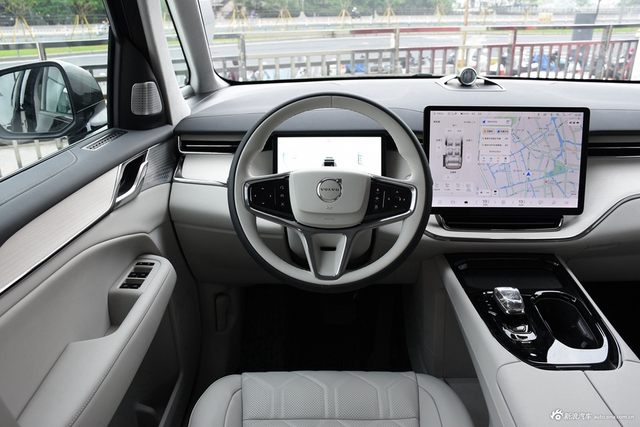 2025款沃尔沃EM90 Ultra