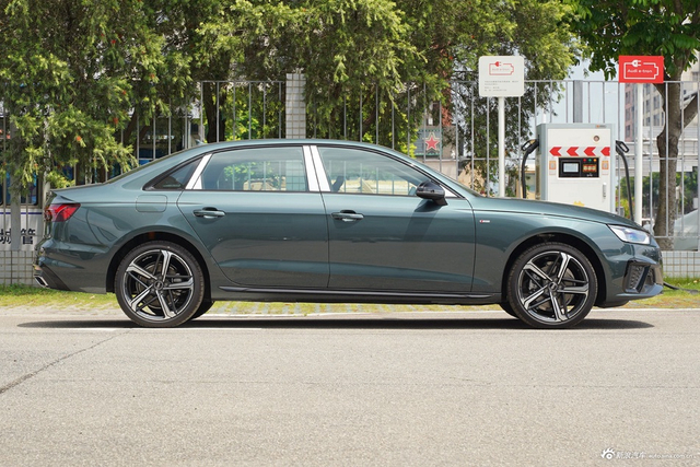 2025款奥迪A4L 200万辆悦享版 40 TFSI 豪华动感型