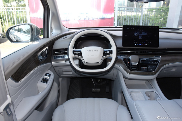 2025款荣威iMAX8 DMH 1.5T 陆尊奢享版